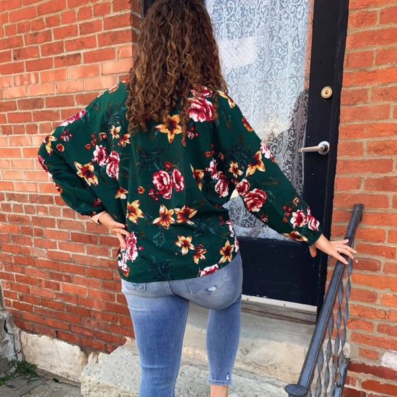 NWT Hunter Green Floral Twist Front Blouse - Picture 3 of 6